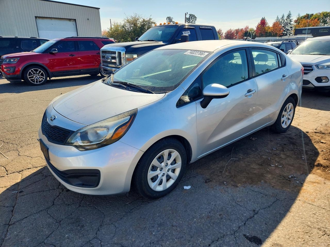 Vue de 2015 KIA RIO LX, angle 1