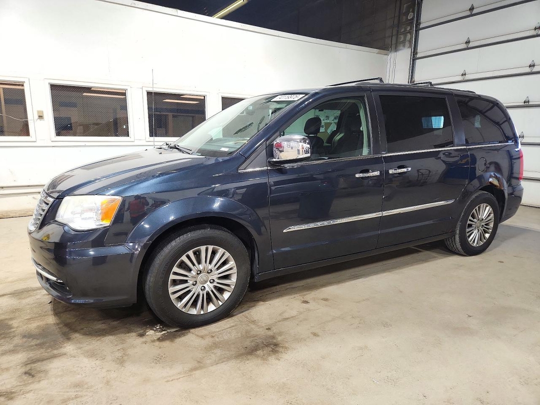 Vue de 2013 CHRYSLER TOWN &amp; COUNTRY TOURING L, angle 1