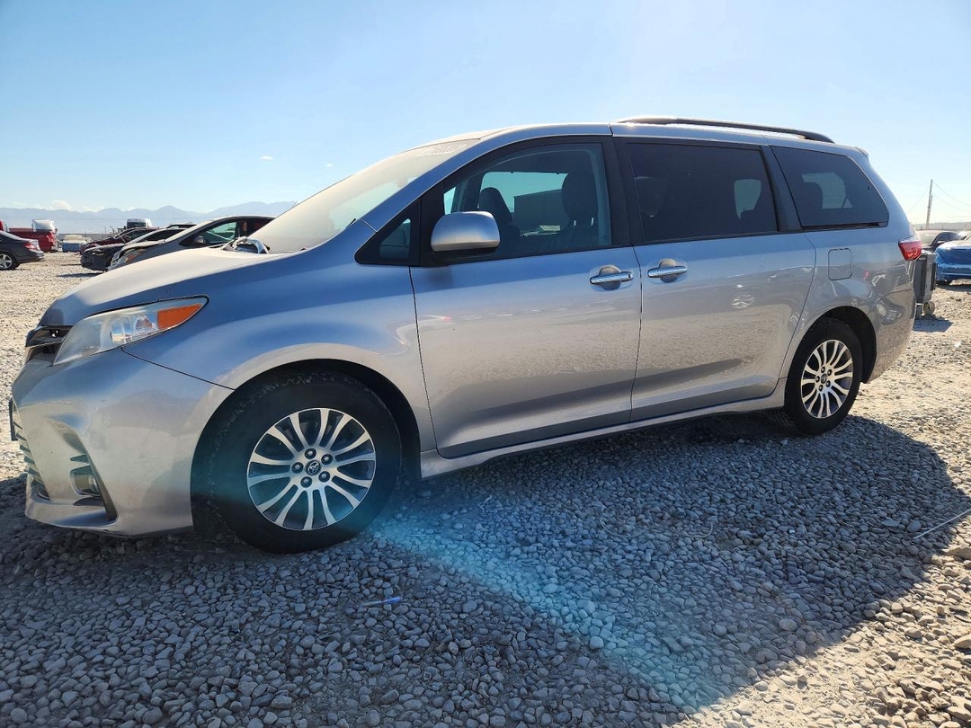 Vue de 2018 TOYOTA SIENNA XLE 8-PASSENGER, angle 1