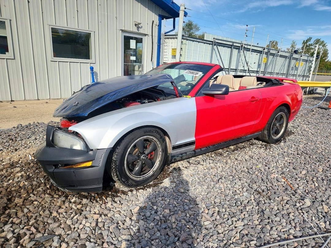 Vue de 2006 FORD MUSTANG GT, angle 1