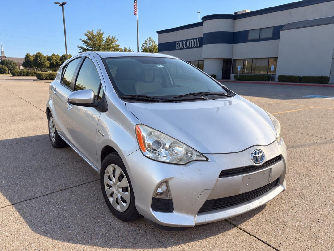 Vue de 2014 TOYOTA PRIUS C ONE, angle 1