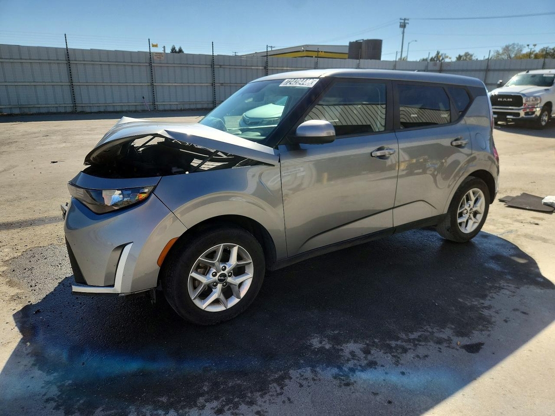 Vue de 2025 KIA SOUL LX, angle 1
