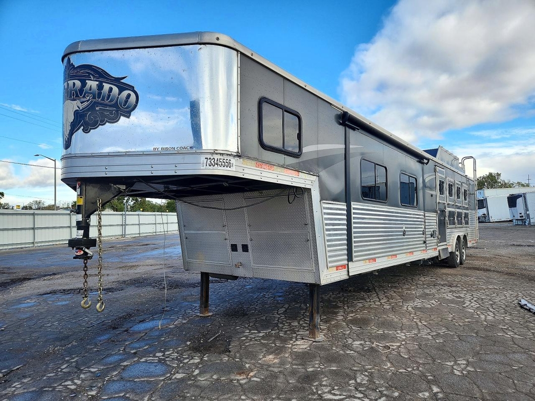Vue de 2018 BISON COACH SILVERADO HORSE TRAILER, angle 1