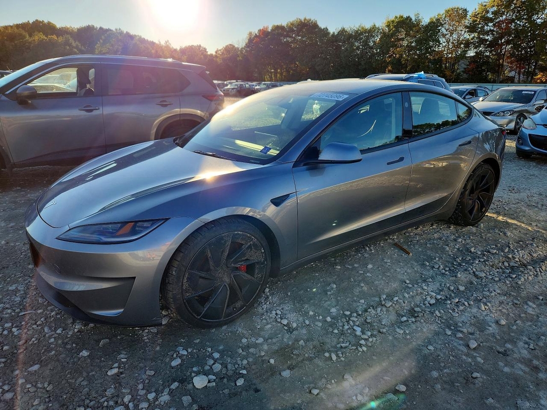 Вид 2024 TESLA MODEL 3, угол 1