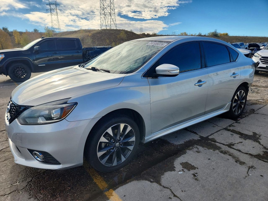Vue de 2017 NISSAN SENTRA SR, angle 1