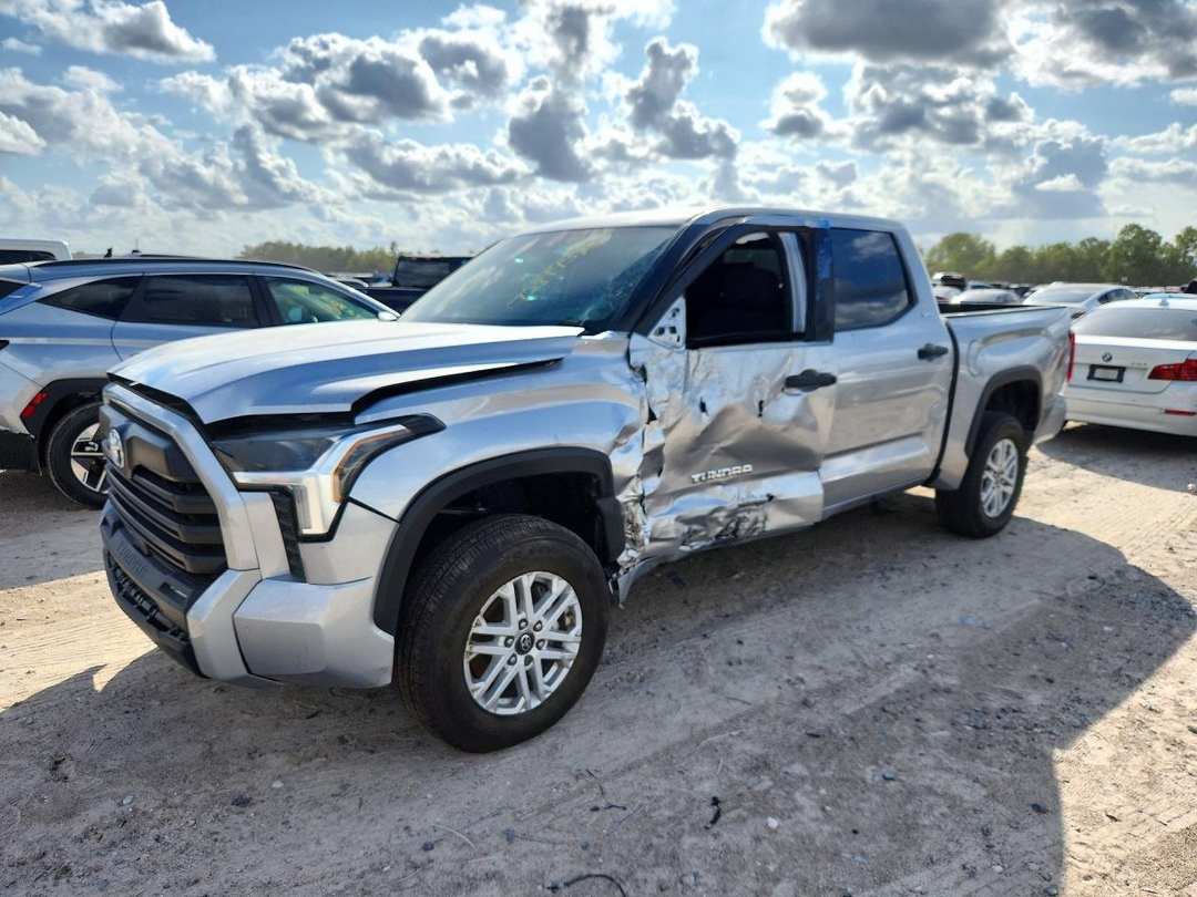 Вид 2025 TOYOTA TUNDRA SR5, угол 1