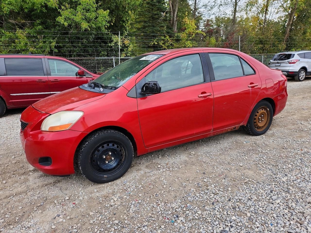 Vista de 2010 TOYOTA YARIS BASE, ángulo 1