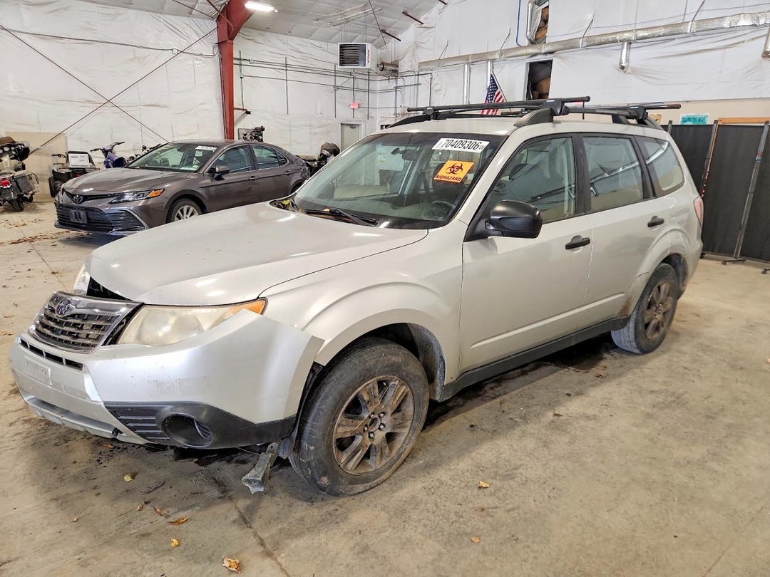 Vista de 2010 SUBARU FORESTER XS, ángulo 1