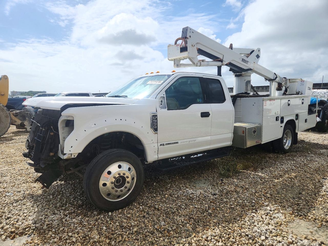 Vue de 2018 FORD F550 SUPER DUTY, angle 1