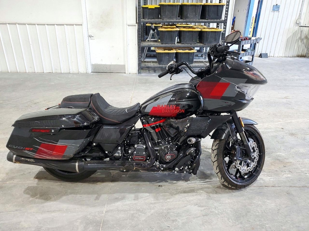 منظر 2025 HARLEY-DAVIDSON FLTRXSTSE، زاوية 1