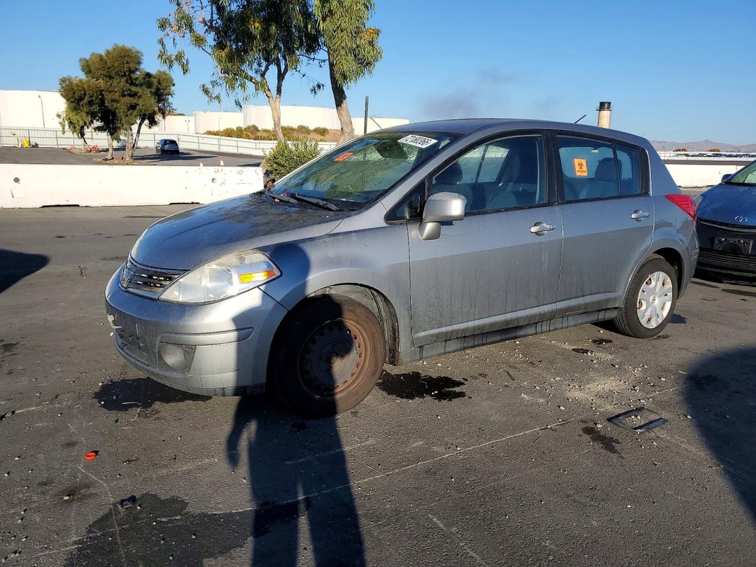 Вид 2011 NISSAN VERSA 1.8 S, угол 1