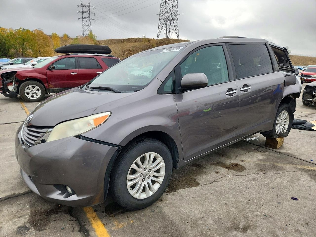 منظر 2015 TOYOTA SIENNA XLE PREMIUM 8-PASSENGER، زاوية 1