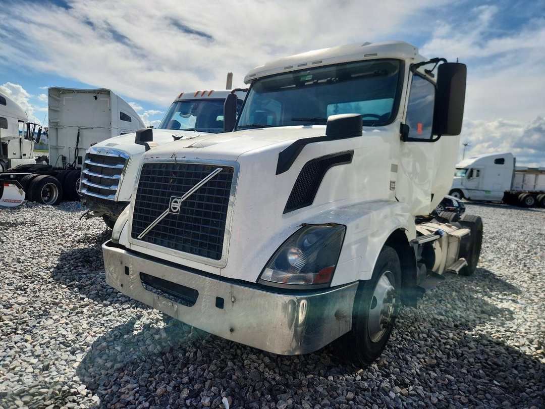 Вид 2015 VOLVO VNL SEMI TRUCK, угол 1