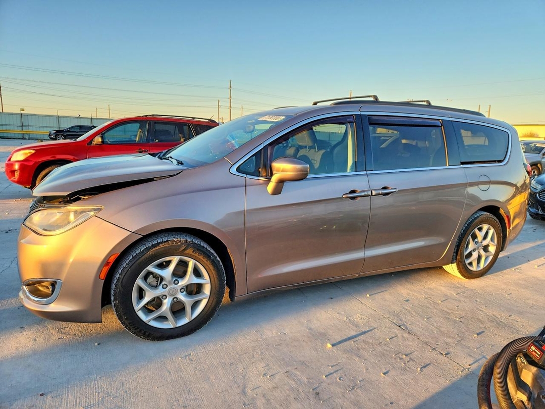 منظر 2018 CHRYSLER PACIFICA TOURING PLUS، زاوية 1
