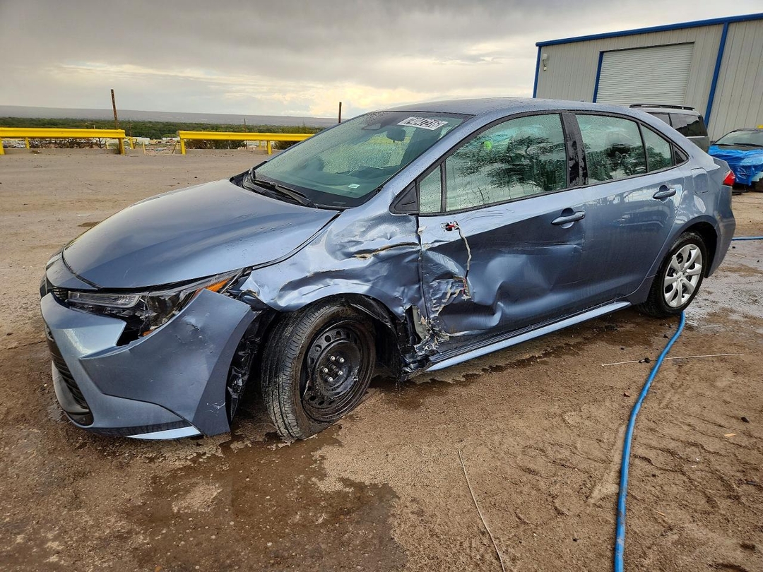 Vista de 2026 TOYOTA COROLLA LE, ángulo 1