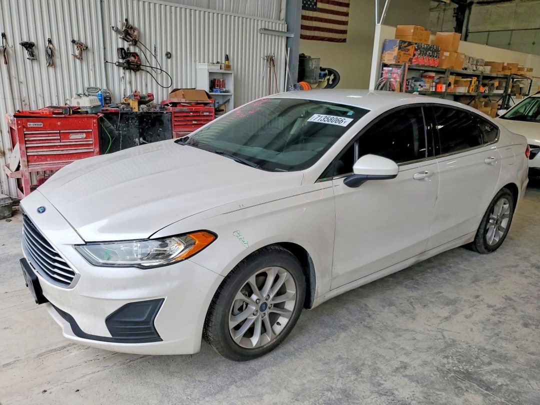 Vue de 2020 FORD FUSION SE, angle 1