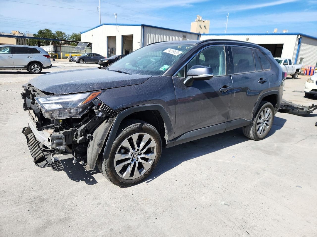 Vue de 2022 TOYOTA RAV4 XLE PREMIUM, angle 1