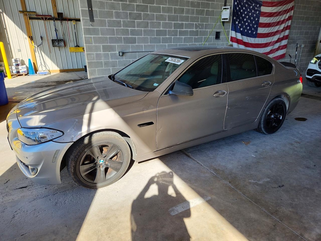 Вид 2011 BMW 528 I, угол 1