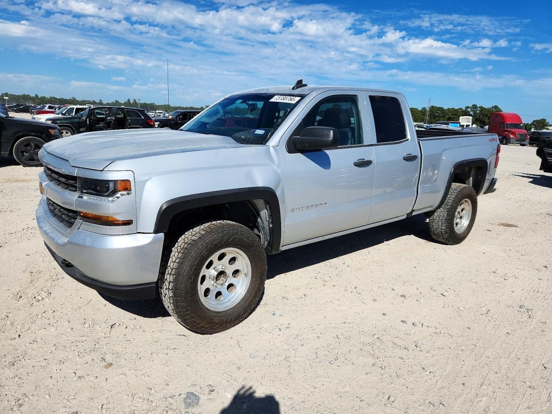 Vue de 2017 CHEVROLET SILVERADO K1500 CUSTOM, angle 1