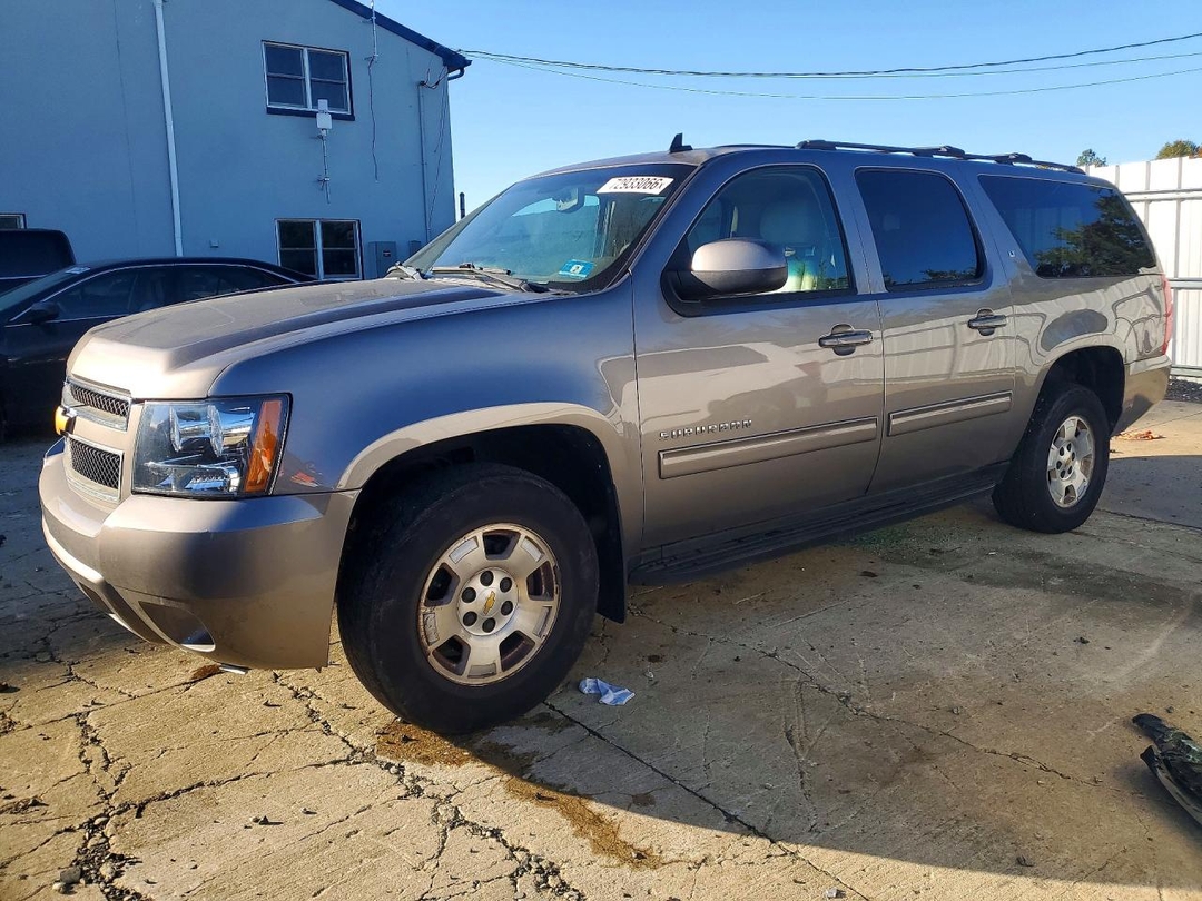 Vue de 2012 CHEVROLET SUBURBAN K1500 LT, angle 1