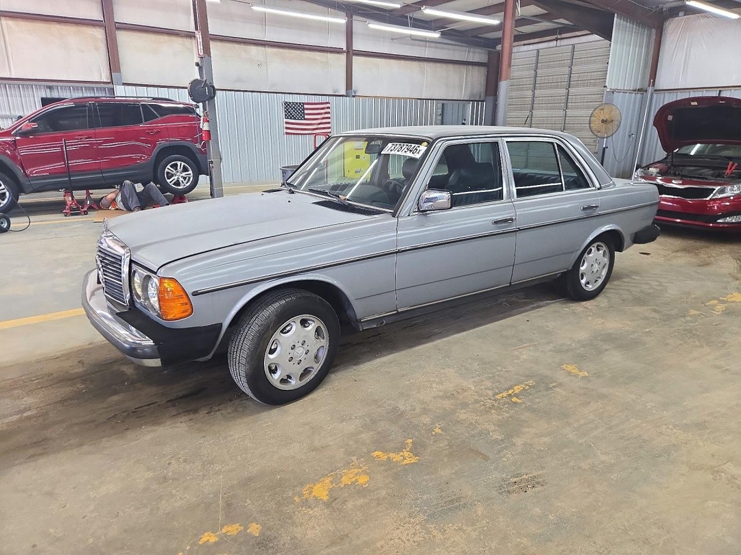 Vue de 1983 MERCEDES-BENZ 300 DT, angle 1