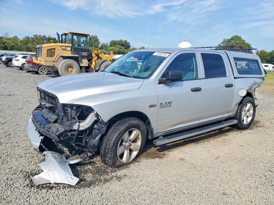 Vista de 2015 RAM 1500 ST, ángulo 1