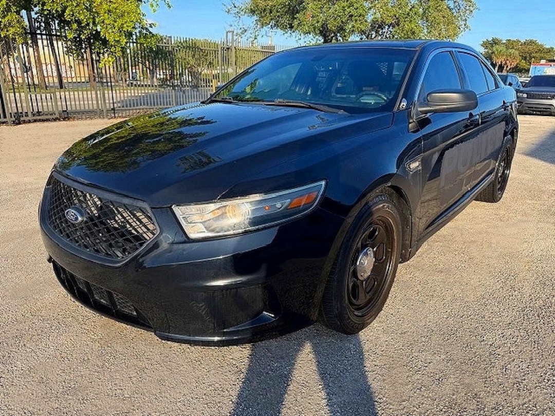 Vue de 2015 FORD TAURUS POLICE INTERCEPTOR, angle 1