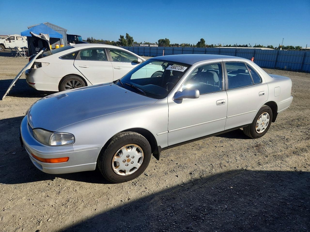 Vista de 1993 TOYOTA CAMRY LE, ángulo 1