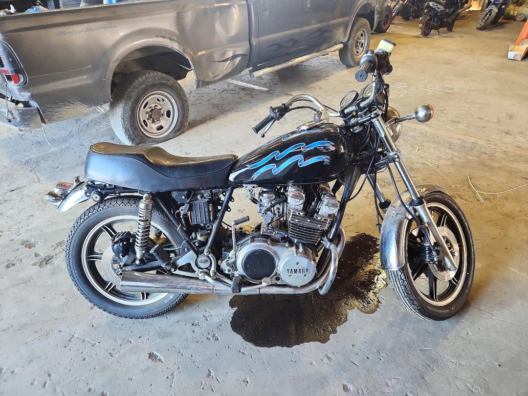 Vista de 1979 YAMAHA XS750, ángulo 1