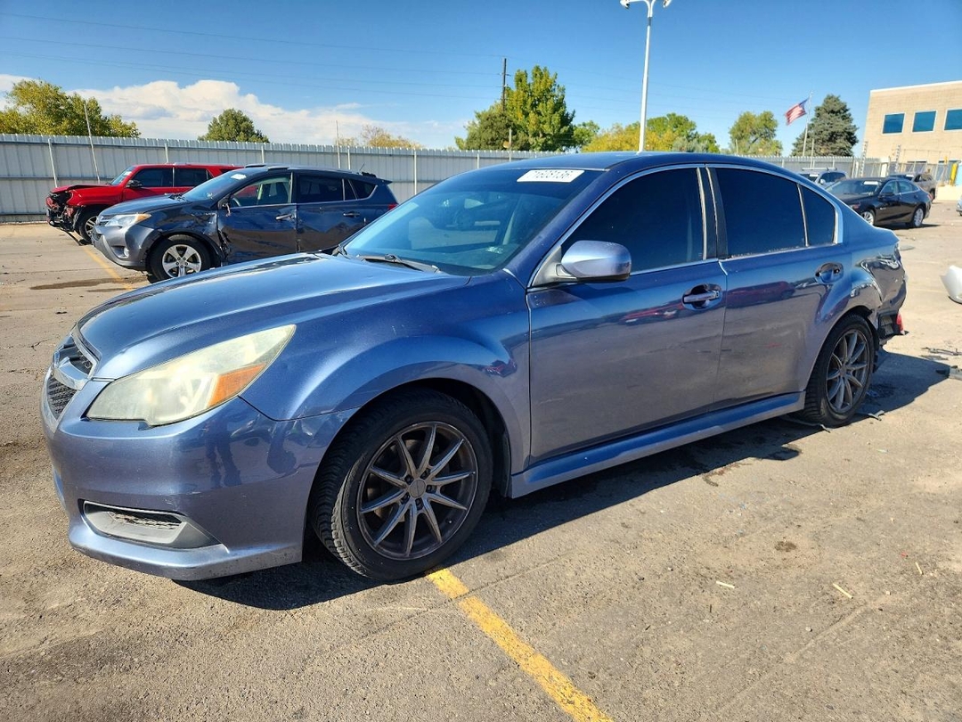 Vue de 2013 SUBARU LEGACY 2.5I PREMIUM, angle 1
