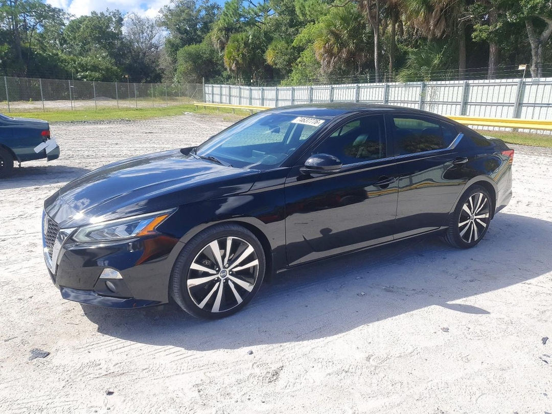 Vue de 2022 NISSAN ALTIMA SR, angle 1