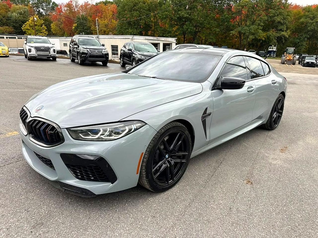 منظر 2023 BMW M8، زاوية 1