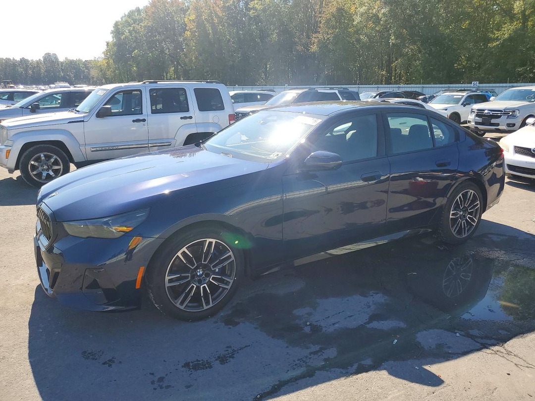 Вид 2024 BMW 530 XI, угол 1