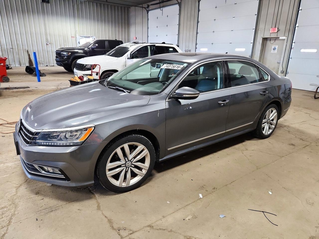 Vue de 2017 VOLKSWAGEN PASSAT SE, angle 1