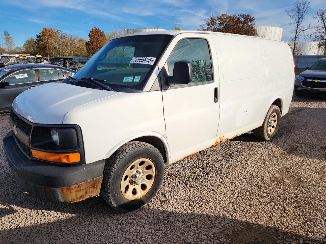 Vue de 2010 CHEVROLET EXPRESS 1500 CARGO DELIVERY VAN, angle 1