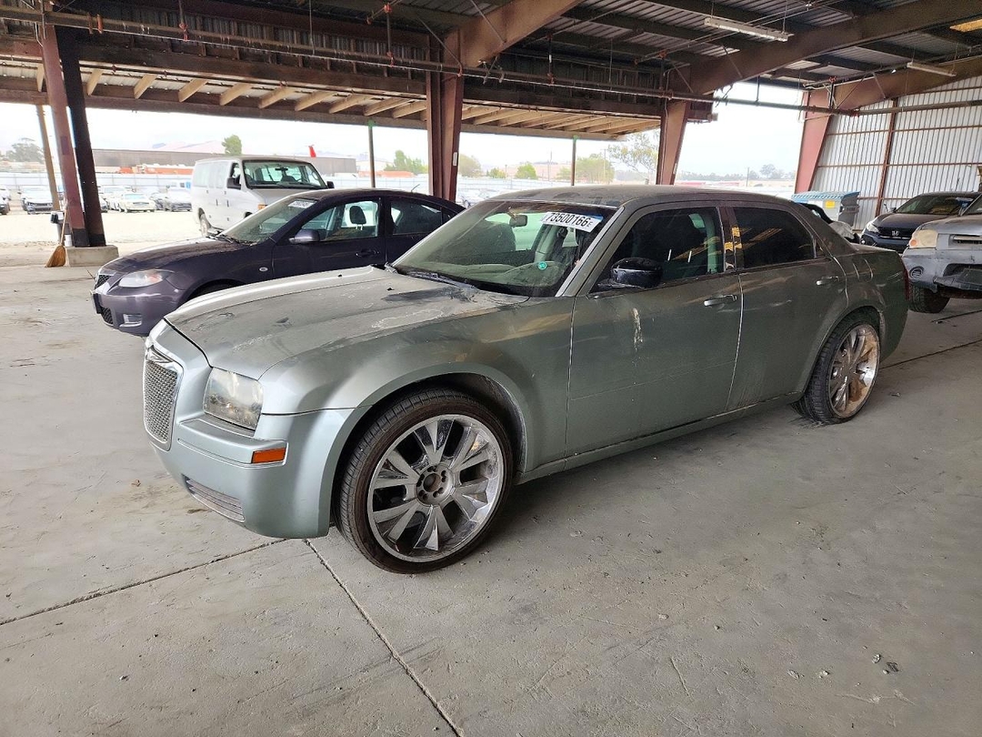Вид 2005 CHRYSLER 300, угол 1
