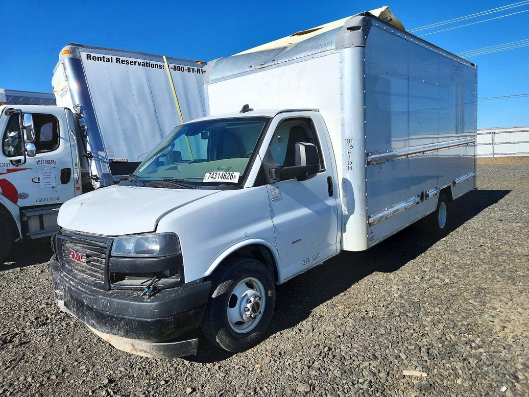 منظر 2022 GMC SAVANA BOX TRUCK، زاوية 1