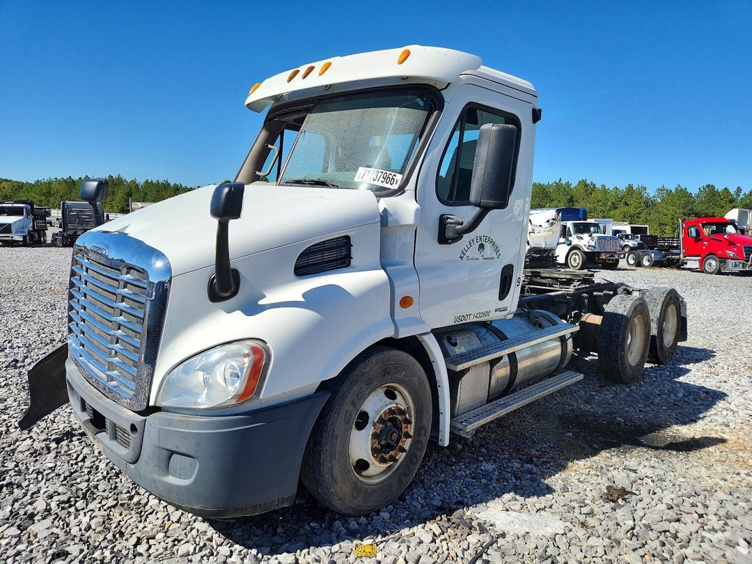 Vista de 2014 FREIGHTLINER CASCADIA SEMI TRUCK, ángulo 1