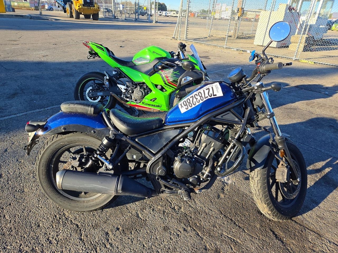 Vista de 2021 HONDA CMX300, ángulo 1