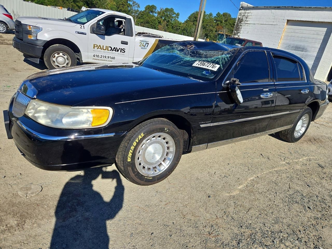 Вид 2000 LINCOLN TOWN CAR EXECUTIVE, угол 1