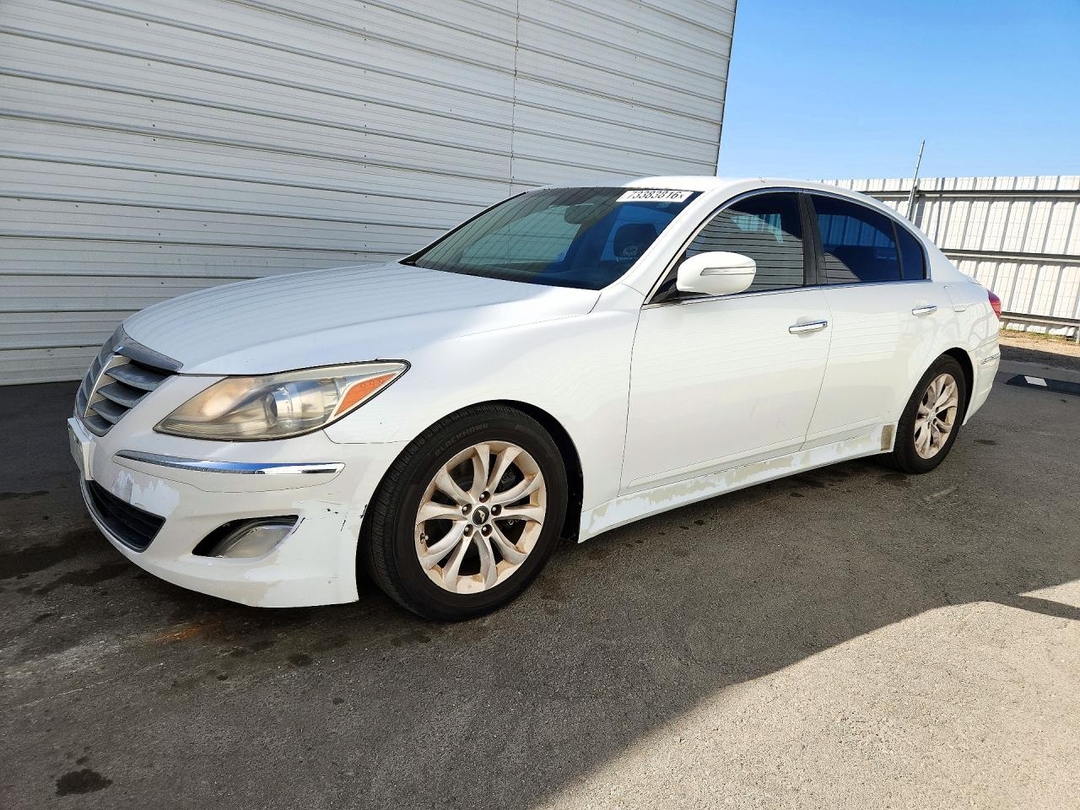 Vue de 2013 HYUNDAI GENESIS 3.8L, angle 1