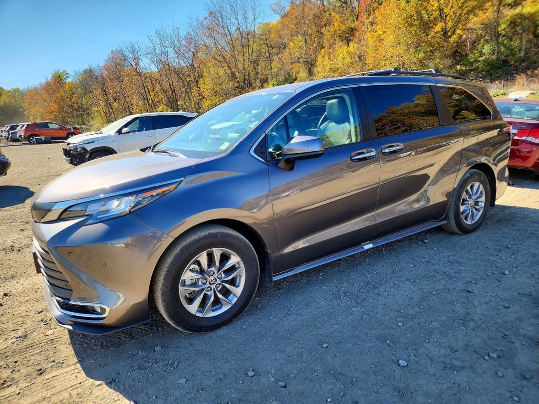 Vue de 2022 TOYOTA SIENNA XLE, angle 1