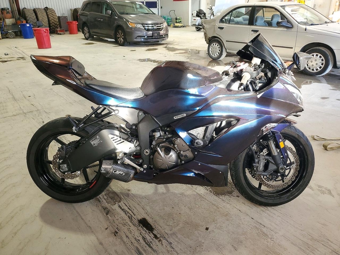 Vue de 2013 KAWASAKI ZX636 E, angle 1