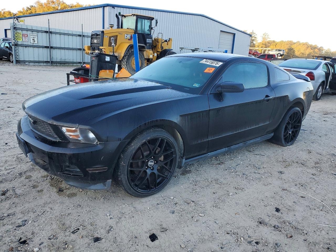 Vista de 2011 FORD MUSTANG, ángulo 1