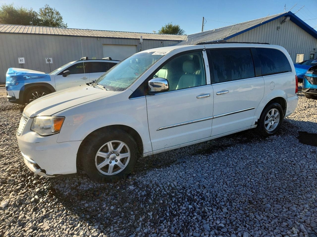 Vue de 2012 CHRYSLER TOWN &amp; COUNTRY TOURING L, angle 1