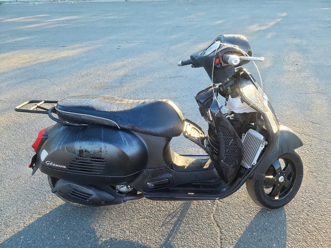 Vista de 2020 VESPA GTS 300, ángulo 1