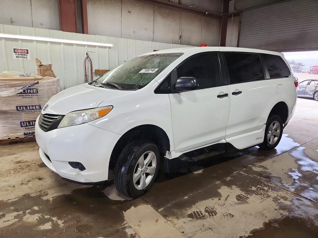 Vue de 2016 TOYOTA SIENNA L 7-PASSENGER, angle 1