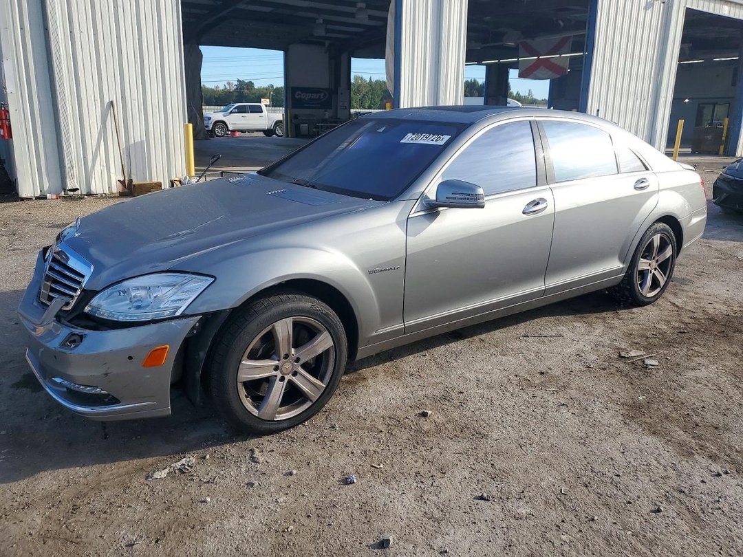 Vista de 2013 MERCEDES-BENZ S 550, ángulo 1