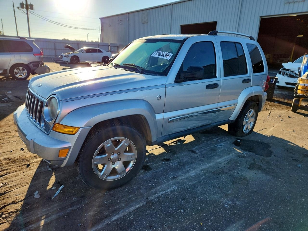 Vue de 2006 JEEP LIBERTY LIMITED, angle 1