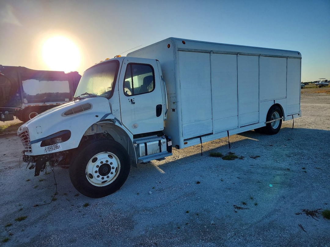 منظر 2023 FREIGHTLINER BUSINESS CLASS M2 BOX TRUCK، زاوية 1